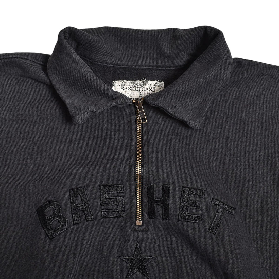 [BASKETCASE GALLERY]SPELLOUT quarter zip/V.BLACK